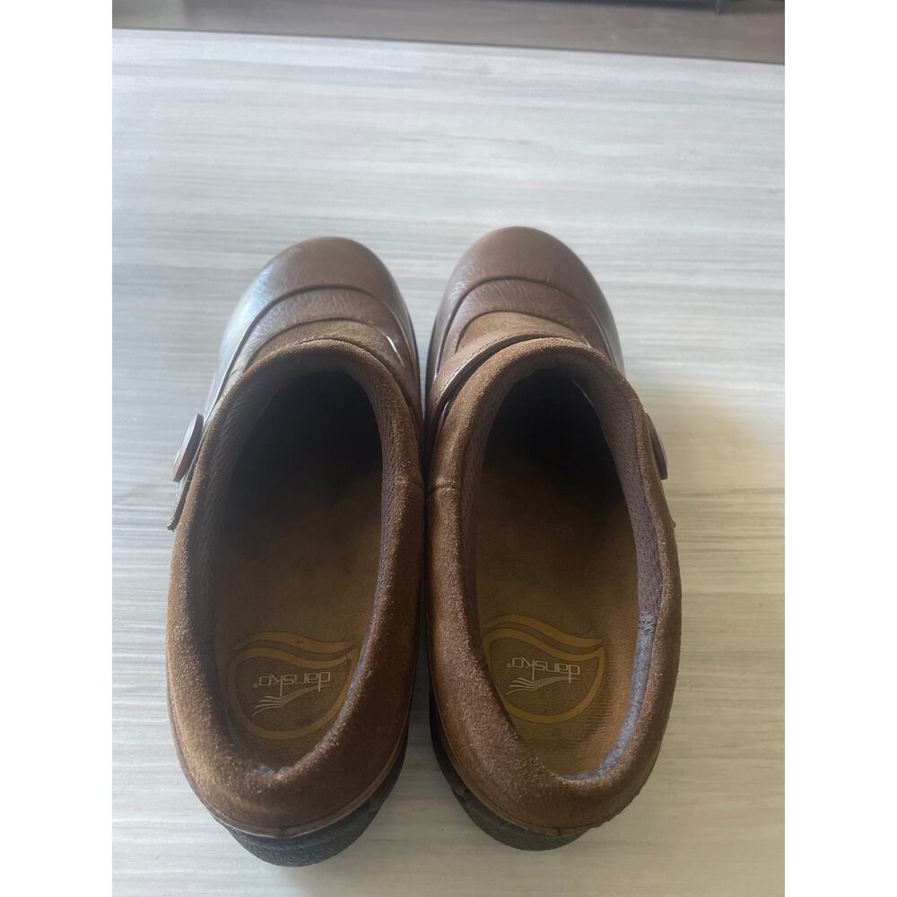 Dansko women’s clogs never worn